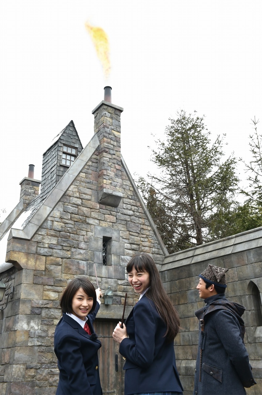 「ウィザーディング・ワールド・オブ・ハリー・ポッター」で魔法体験を楽しむ広瀬すず（左）と中条あやみ（中央）。