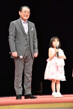 左から前田吟、新津ちせ。