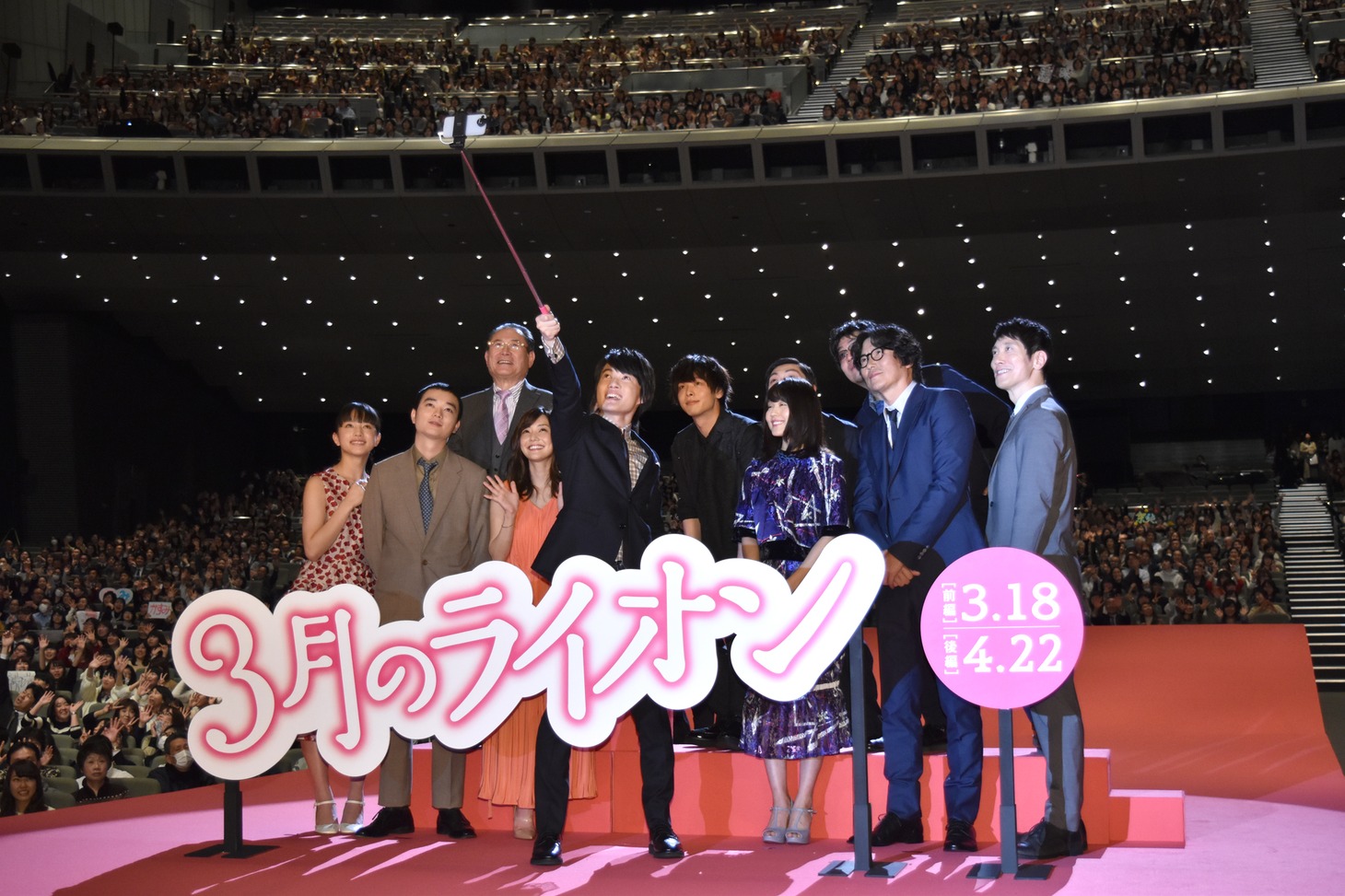 自撮りをする神木隆之介（前列中央）と登壇者たち。