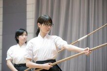 映画「あさひなぐ」主演・西野七瀬が、薙刀の稽古に励む様子。