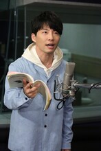 アフレコ現場での星野源。