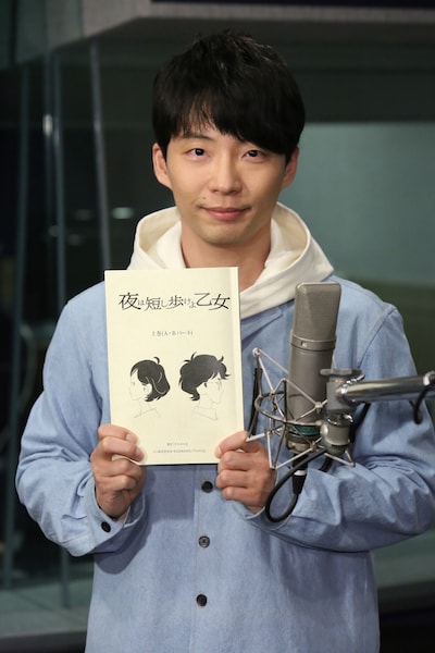 アフレコ現場での星野源。