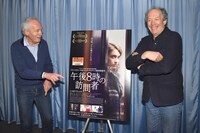 「ジャン＝ピエールはどっちに立つの？」と立ち位置を気にするリュック・ダルデンヌ（右）と、ジャン＝ピエール・ダルデンヌ（左）。