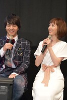 オーディオコメンタリー中の中村優一（左）と秋山莉奈（右）。