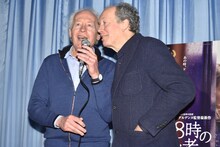 「ありがとう！」と観客に感謝を述べるジャン＝ピエール・ダルデンヌ（左）と、リュック・ダルデンヌ（右）。