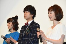 左から松本若菜、中村優一、秋山莉奈。