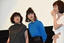 サプライズ演出に驚く松本若菜（中央）。