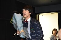 「若菜さーん！」と叫びながら、松本若菜への花束を持って再登場した中村優一。