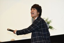 松本若菜の誕生日を祝う中村優一。