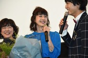 サプライズ演出に感激する松本若菜（中央）。