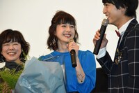 サプライズ演出に感激する松本若菜（中央）。
