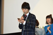 佐藤健に電話をかける中村優一。