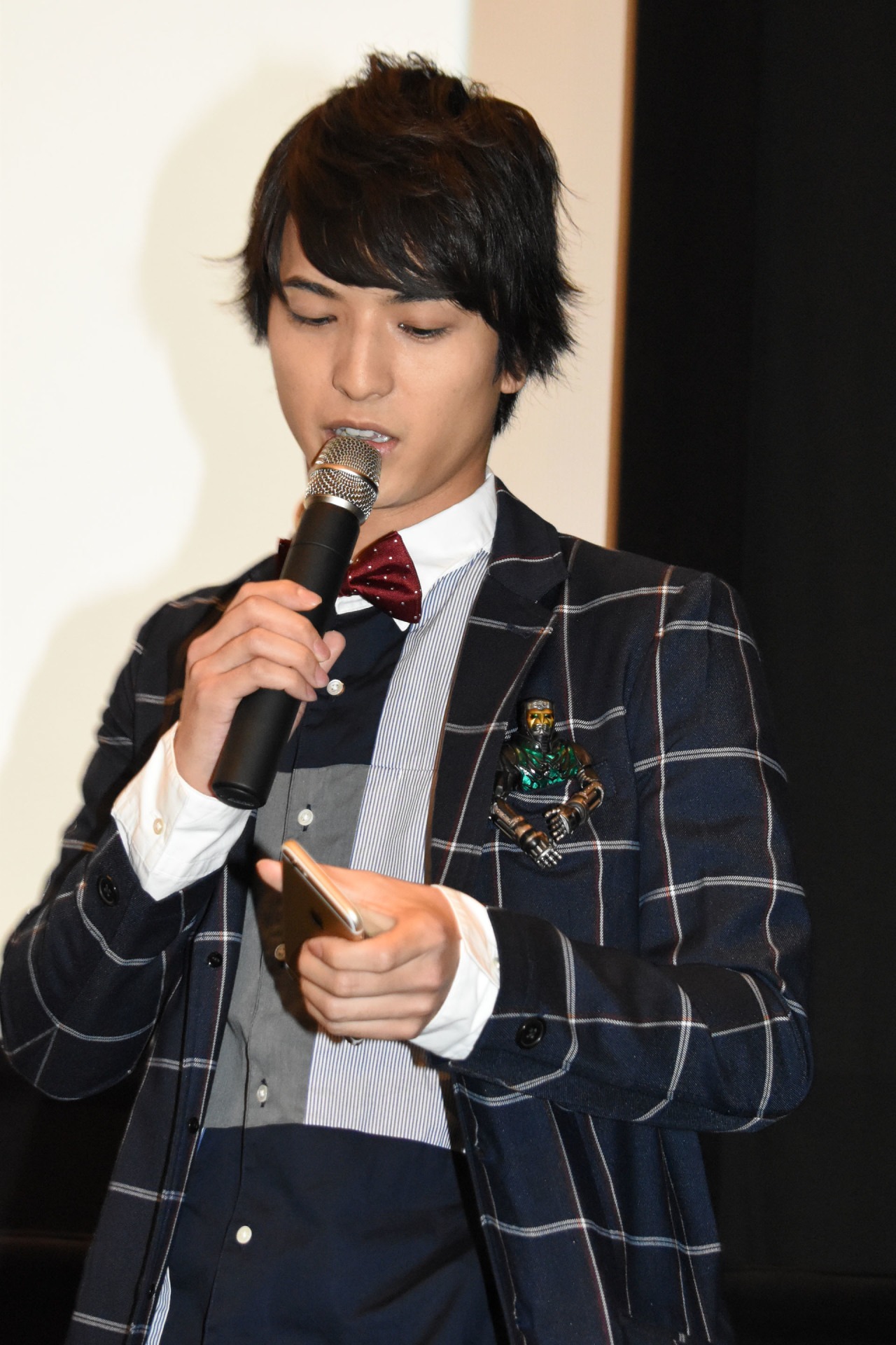 佐藤健に電話をかける中村優一。