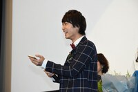 佐藤健に電話をかける中村優一。