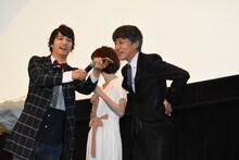 佐藤健と電話で話す登壇者たち。