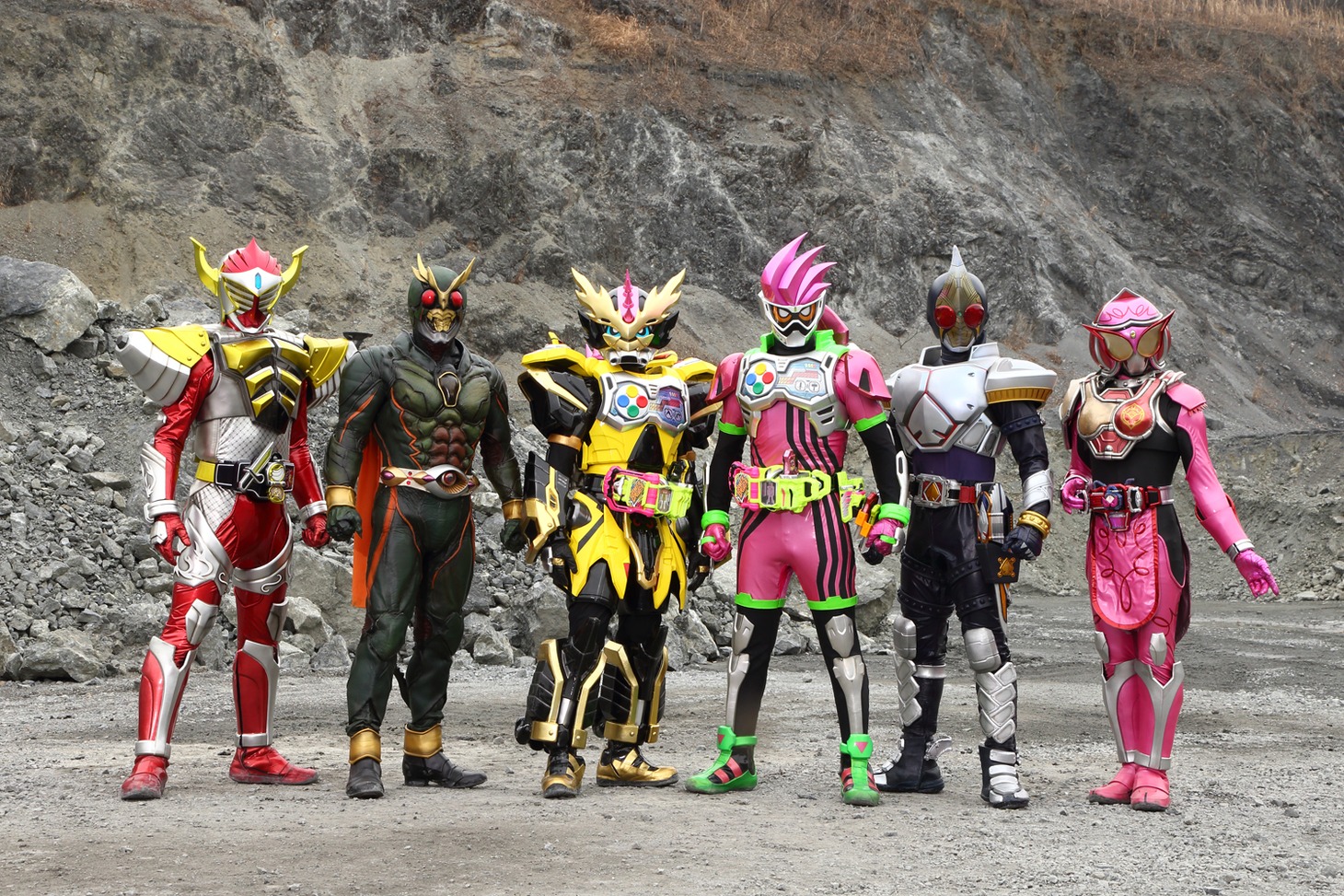 左から仮面ライダーバロン、アナザーアギト、仮面ライダーレーザー、仮面ライダーエグゼイド、仮面ライダーブレイド、仮面ライダーマリカ。