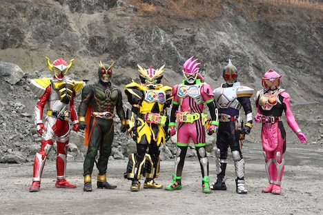 左から仮面ライダーバロン、アナザーアギト、仮面ライダーレーザー、仮面ライダーエグゼイド、仮面ライダーブレイド、仮面ライダーマリカ。