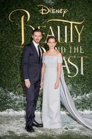 左からダン・スティーヴンス、エマ・ワトソン。