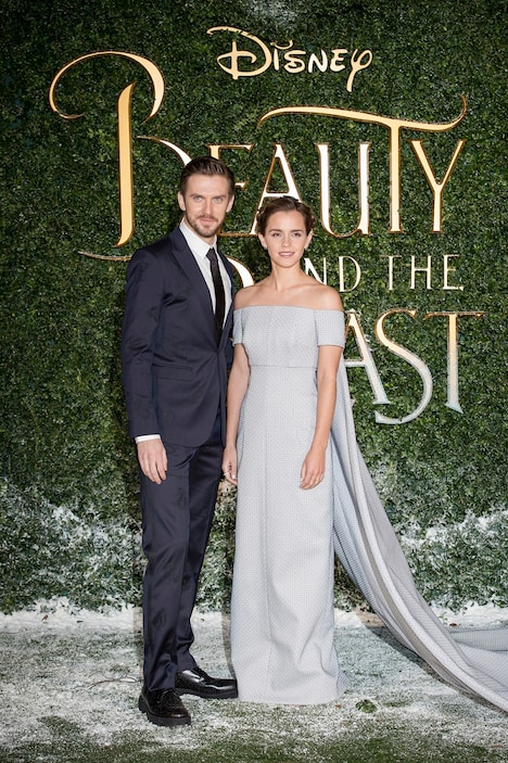 左からダン・スティーヴンス、エマ・ワトソン。