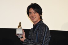 第67回ベルリン国際映画祭で贈られたトロフィーを手にする桐谷健太。