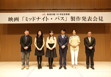 「ミッドナイト・バス」製作発表記者会見の様子。左から竹下昌男、川井郁子、小西真奈美、原田泰造、山本未來、新潟日報社の小田敏三代表取締役社長。