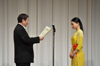 新人賞表彰の様子。左からビートたけし、杉咲花。