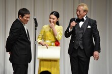 左からビートたけし、杉咲花、ガダルカナル・タカ。