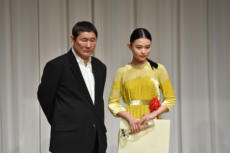 左からビートたけし、杉咲花。