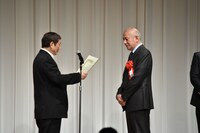 特別功労賞表彰の様子。ビートたけし（左）、故・神山繁の代理として出席した中原丈雄（右）。