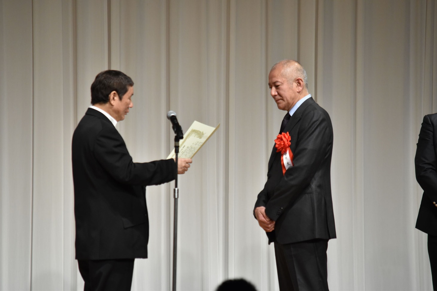 特別功労賞表彰の様子。ビートたけし（左）、故・神山繁の代理として出席した中原丈雄（右）。