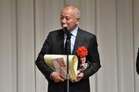 2017年1月に逝去した神山繁の代理として出席した中原丈雄（右）。