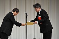 監督賞表彰の様子。左からビートたけし、樋口真嗣。