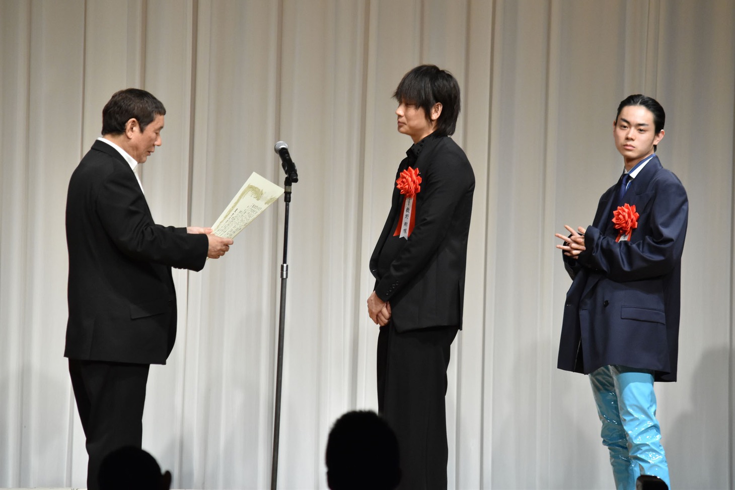 助演男優賞表彰の様子。左からビートたけし、綾野剛、菅田将暉。