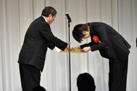 左からビートたけし、綾野剛。