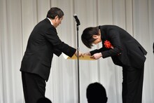 左からビートたけし、綾野剛。