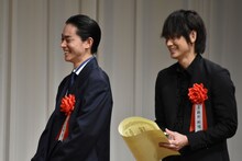 左から菅田将暉、綾野剛。