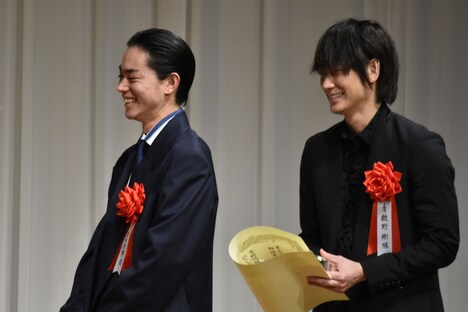 左から菅田将暉、綾野剛。