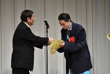 左からビートたけし、菅田将暉。