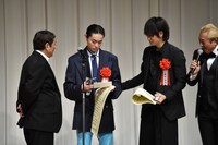 助演男優賞表彰の様子。