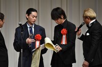 助演男優賞表彰の様子。
