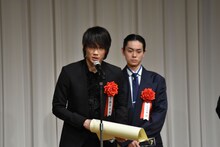 綾野剛（手前）