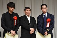 左から綾野剛、ビートたけし、菅田将暉。
