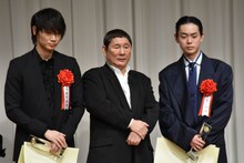 左から綾野剛、ビートたけし、菅田将暉。