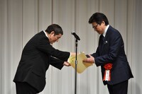 主演男優賞表彰の様子。左からビートたけし、三浦友和。