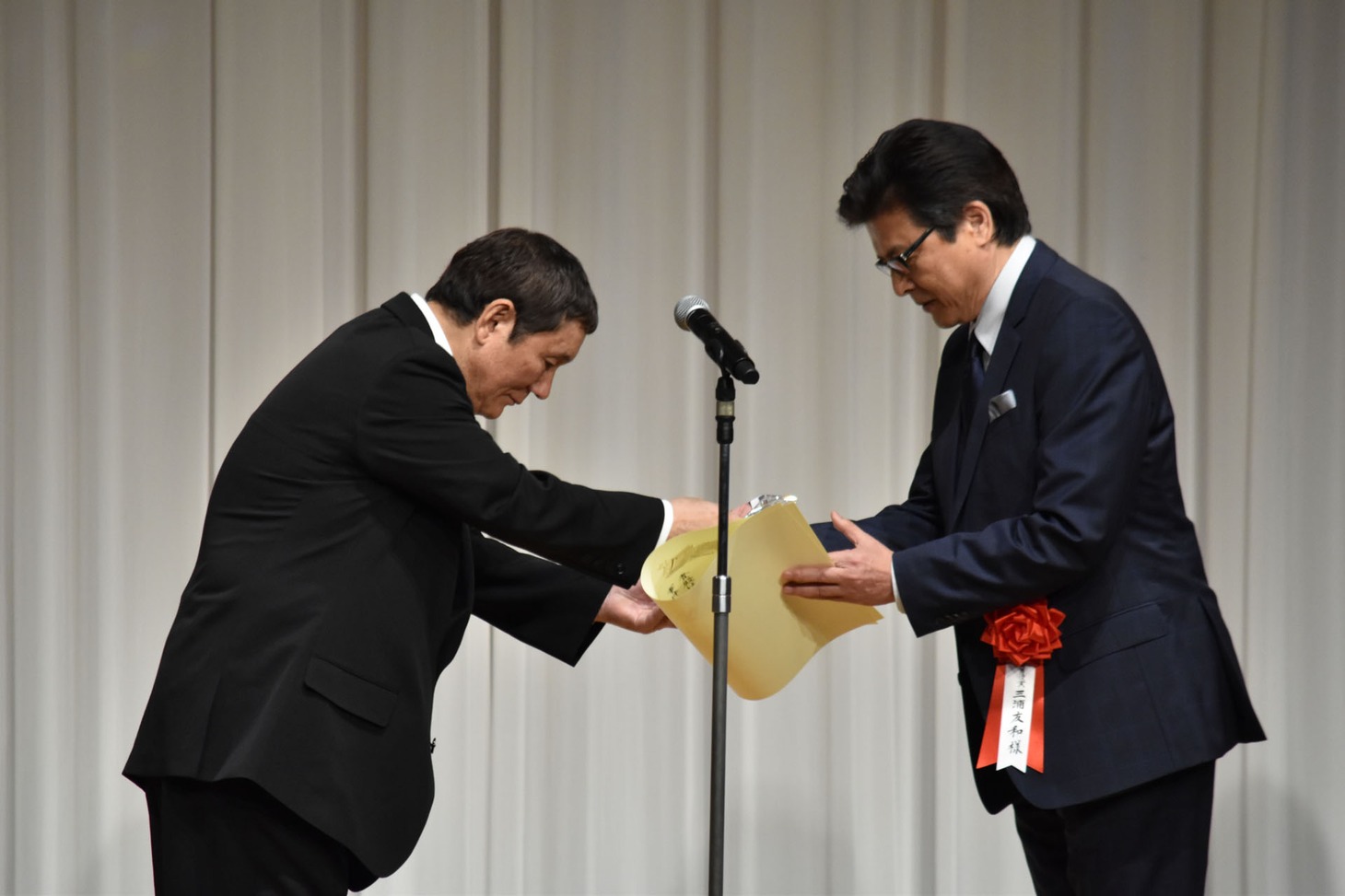 主演男優賞表彰の様子。左からビートたけし、三浦友和。