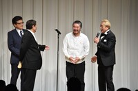 急遽登壇し、ビートたけしから「なんでそんな格好で上がるんだよ」と服装についてツッコまれる「葛城事件」監督の赤堀雅秋（中央右）。