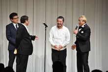 急遽登壇し、ビートたけしから「なんでそんな格好で上がるんだよ」と服装についてツッコまれる「葛城事件」監督の赤堀雅秋（中央右）。