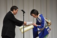 主演女優賞表彰の様子。左からビートたけし、宮沢りえ。