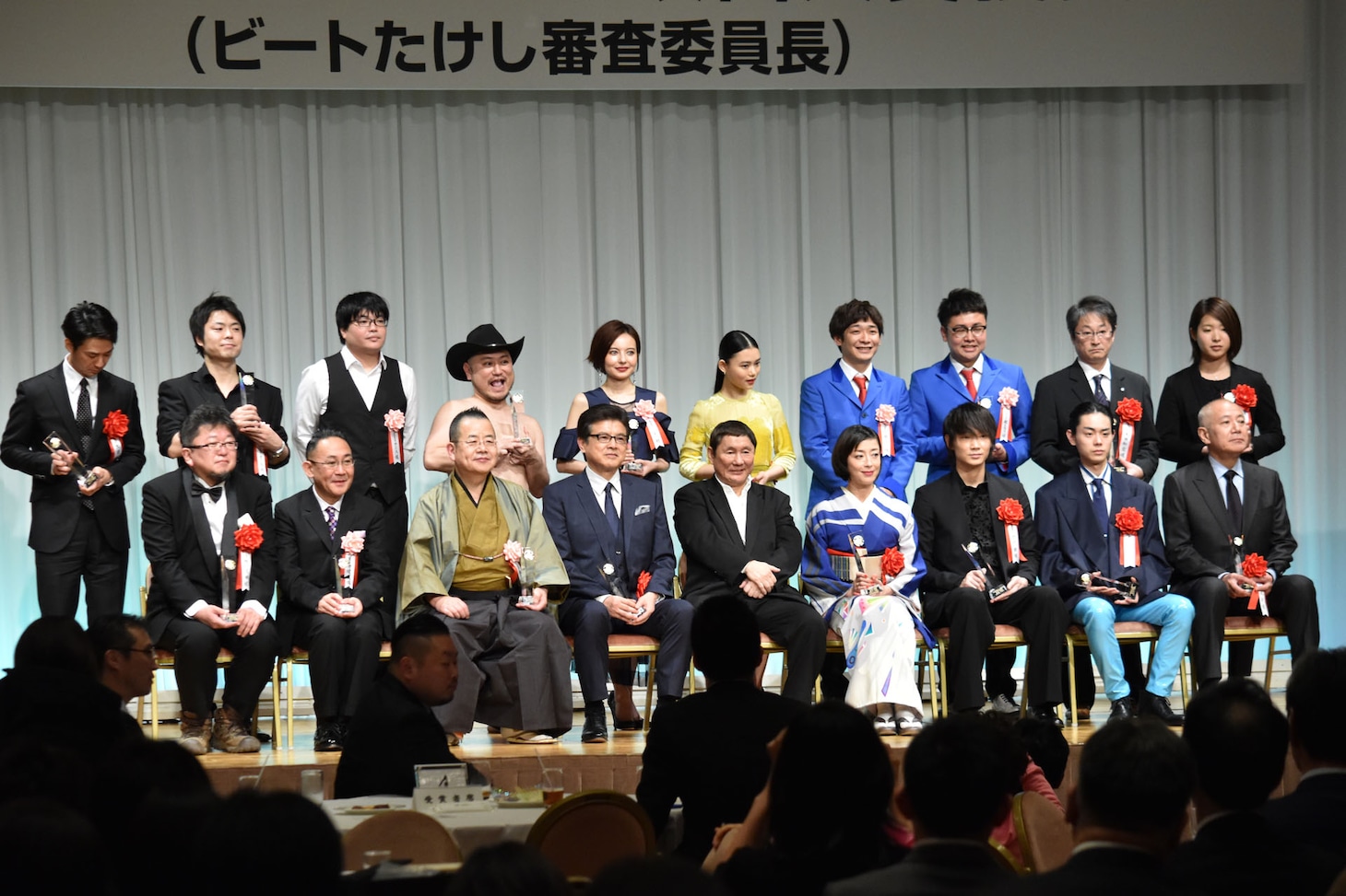 「第26回東京スポーツ映画大賞」および「第17回ビートたけしのエンターテインメント賞」の授賞式の出席者たち。