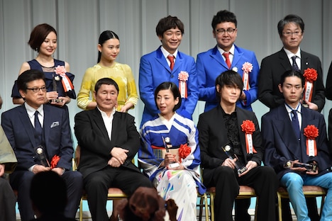 第26回東京スポーツ映画大賞授賞式、および第17回ビートたけしのエンターテインメント賞表彰式の様子。